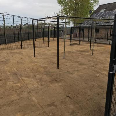 Hondenkennel tegels tegen graven